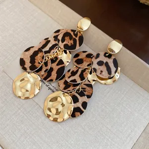 Boucles d'oreilles pendantes rondes léopard et métal doré martelé au style vintage