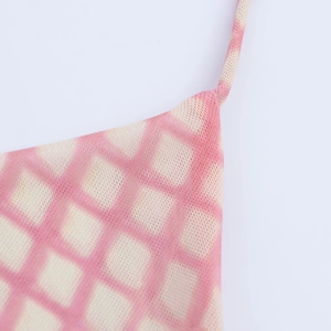 Vue détaillée du tissu en maille rose à carreaux sur une robe à bretelles française