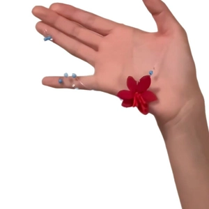 Bunte Blumen-Perlenkette mit 3D-roter Blume und blauen Perlen für den Strandurlaub