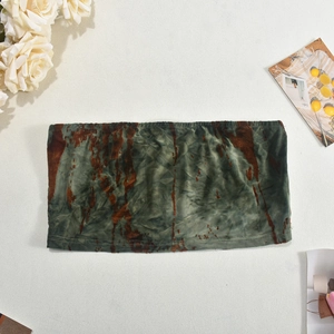 Dettaglio del crop top tie-dye con texture in velluto verde scuro e rosso ruggine