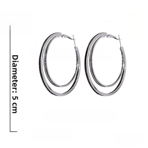 Detailansicht der silbernen Doppelkreis-Ohrringe mit 5 cm Maßen und 18 g Gewichtsangaben