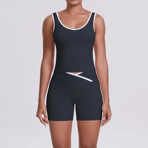 Détail du short de yoga taille haute croisée et haut de sport avec liseré contrasté