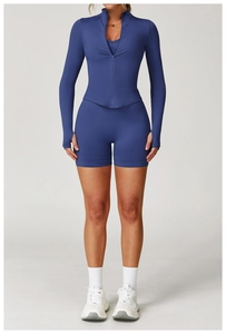 Détail de l'ensemble de yoga bleu marine avec veste zippée et short à taille côtelée