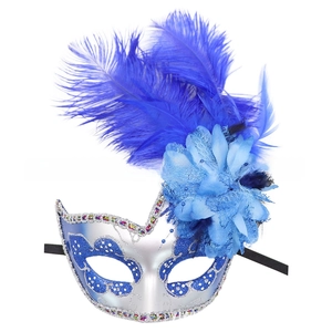 Dettaglio della maschera di lusso con piume blu, fiori in pizzo e decorazioni in strass