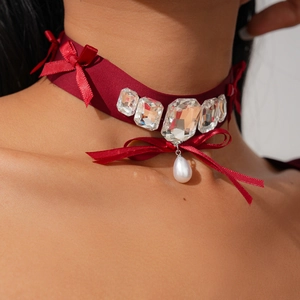 Détail du choker ruban bordeaux avec strass rectangulaires et perle en forme de goutte