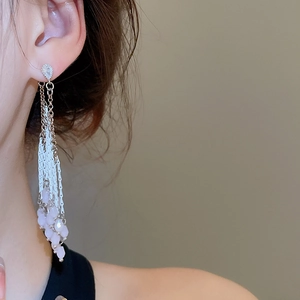 Boucles d'oreilles pendantes argentées avec cristaux et perles roses délicates