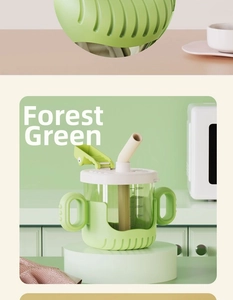 Dettaglio tazza bimbo verde foresta con scala 300ml e cannuccia in silicone