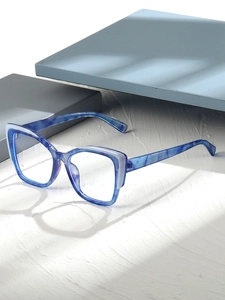 Dettaglio montatura quadrata cat-eye TR90 marmo blu con trama traslucida e messa a fuoco