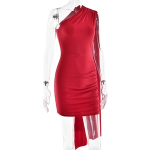 Detail des roten One-Shoulder-Minikleides mit eleganter Seitenraffung und glänzendem Stretchstoff