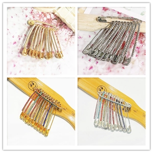 Détails d'épingles de sûreté avec strass pour ajuster la taille des vêtements et robes