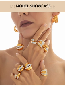 Presentación de modelo de anillos cruzados bañados en oro 18K con pavé de diamantes