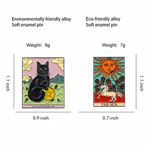 Detailansicht der Tarot-Emaille-Pins Ass der Münzen und Die Sonne mit Katzen- und Pferdemotiv