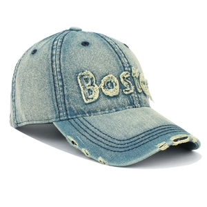 Detailaufnahme der hellblauen Jeans-Baseballkappe mit Boston-Stickerei im Vintage-Look