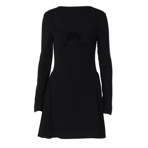 Détail d'une robe courte noire moulante montrant le col carré et le nœud décoratif