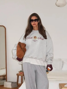 Oversized γκρι φούτερ με στρογγυλή λαιμόκοψη και στάμπα Rich Soul σε μίνιμαλ υπνοδωμάτιο