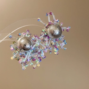 Detalle de pendientes de flores de cristal de colores estilo dopamina con bola plata
