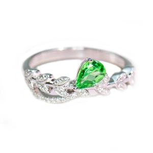 Anillo de hoja con gema verde de gota y circonitas blancas en banda de plata
