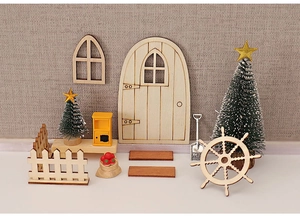 Miniatur Weihnachtsset aus Holz mit Tür, Zaun, kleinem Baum und gelbem Briefkasten