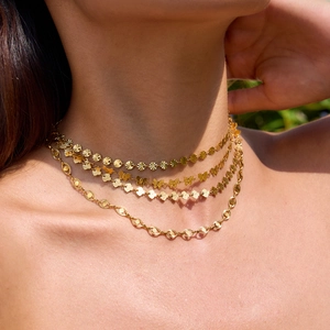 Collana multistrato in acciaio inossidabile placcato oro 18K con ciondoli sole e farfalla