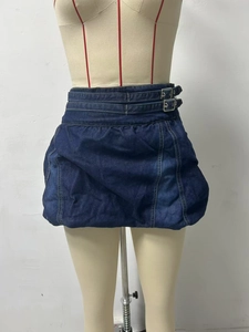 Vue détaillée de la jupe boule en jean bleu foncé avec taille réglable à double bouton métal