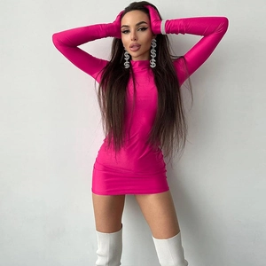 Abito in maglia aderente a maniche lunghe rosa rosso con guanti coordinati su sfondo grigio
