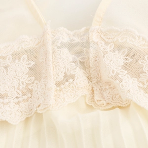 Elegante abito francese in pizzo con ricami e orlo in chiffon a pieghe raffinate