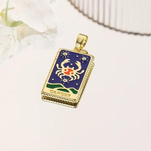 Dettaglio del ciondolo zodiaco Cancro placcato oro 18k con smalto blu e piccoli cristalli