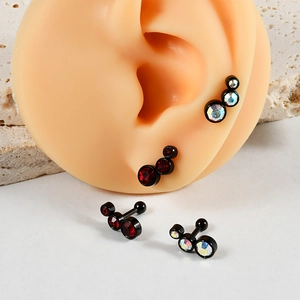 Détail de boucles d'oreilles en acier inoxydable avec cristaux tchèques rouges et irisés