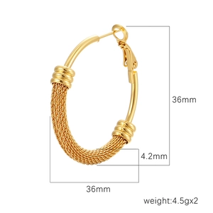 Vue détaillée de créoles dorées tressées 36mm avec dimensions et poids du bijou