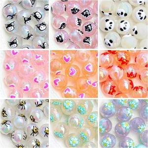 Vue macro de diverses perles en acrylique DIY avec motifs floraux et dessins animés