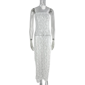 Detail eines weißen Häkelspitzen-Maxikleids mit Trägern und 3D-Blumen-Halsband