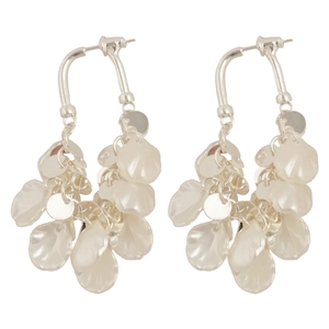 Boucles d'oreilles argentées à pampilles avec pétales de perles et disques brillants