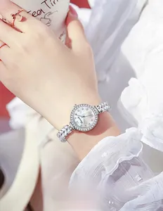 Elegante orologio al quarzo da donna con diamanti incastonati in un set da tè raffinato