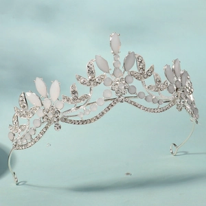 Dettaglio della corona da sposa argento con foglie di pietra di luna e cristalli