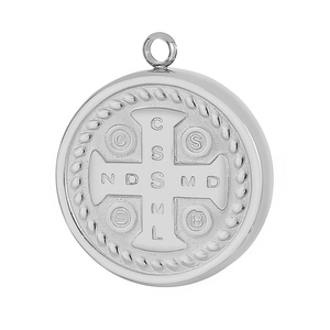 Détail d'un pendentif croix de Saint-Benoît en argent avec texture vintage et gravures