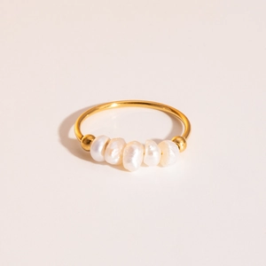 Details von fünf weißen Barockperlen auf einem minimalistischen goldenen Edelstahlring