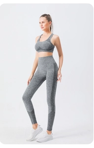 Détail du legging sans couture et du haut dos nageur avec panneaux en maille alvéolée