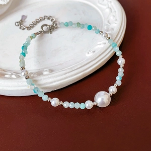 Détail macro du bracelet en perles artificielles et turquoise avec fermoir mousqueton