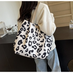 Sac fourre-tout en toile à motif léopard sur l'épaule d'un mannequin pour le quotidien
