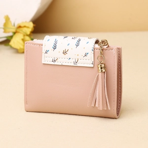 Dettaglio del portafoglio in pelle PU rosa con patta floreale e nappa decorativa raffinata