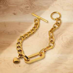 Bracelet à maillons cubains dorés 18K avec pendentif cœur et fermoir à bascule