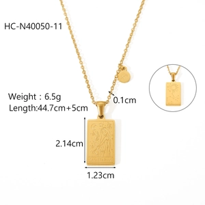Détails du collier Sagittaire doré avec pendentif rectangulaire et ses dimensions