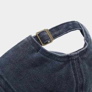 Detail der gewaschenen Baumwoll-Basecap mit verstellbarer Vintage-Metallschnalle