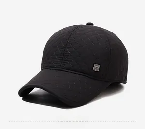 Détail de la casquette de baseball noire matelassée avec motif en losange et emblème