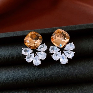 Gros plan de boucles d'oreilles en argent avec cristal ambre et zircons blancs