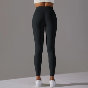 Vue arrière du legging de yoga noir à taille haute soulignant l'effet galbant fessier