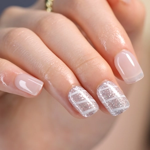 Faux Ongles Courts Carrés Brillants Avec Paillettes Argentées Et Rayures De Bonbons Blanches Pour Femme