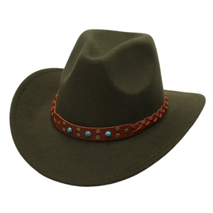 Détail du chapeau de cowboy en feutre vert olive avec bandeau en cuir tressé et perles turquoise