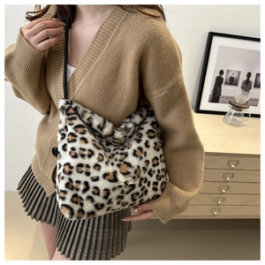 Detail of the soft faux fur texture on the stylish brown leopard print crossbody tote bag