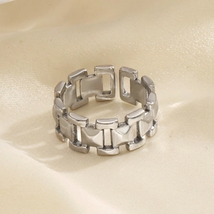 Bague chaîne minimaliste en argent avec design géométrique sur fond de soie beige